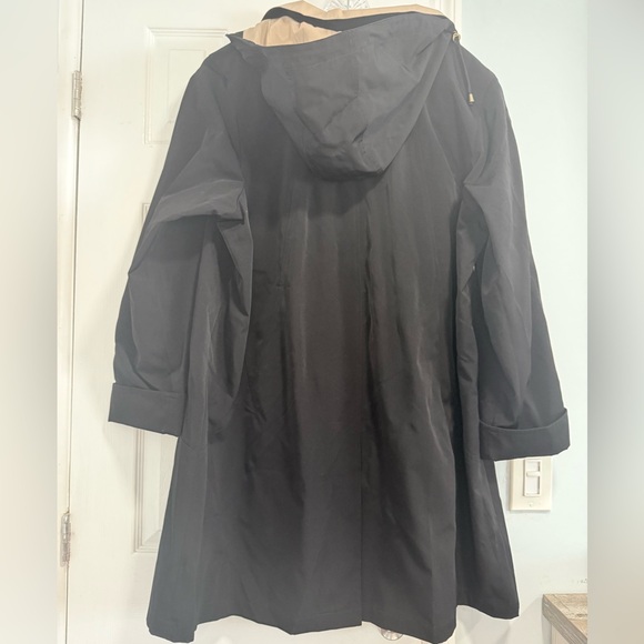 Chic Black Trench Coat with Tan Collar - Picture 7 of 13